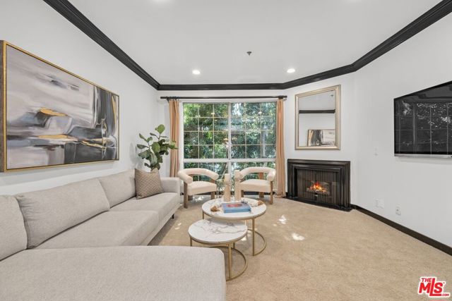 Property photo of 585 N Rossmore AV