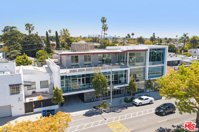 Property photo of 920 N Fairfax AV