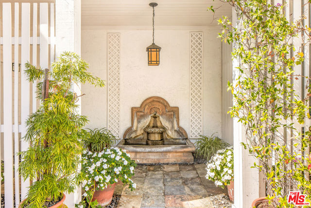 Property photo of 1647 N Beverly Glen BL