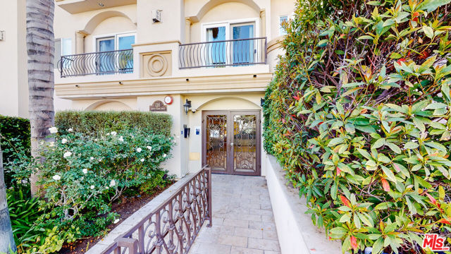 Property photo of 118 S Clark DR