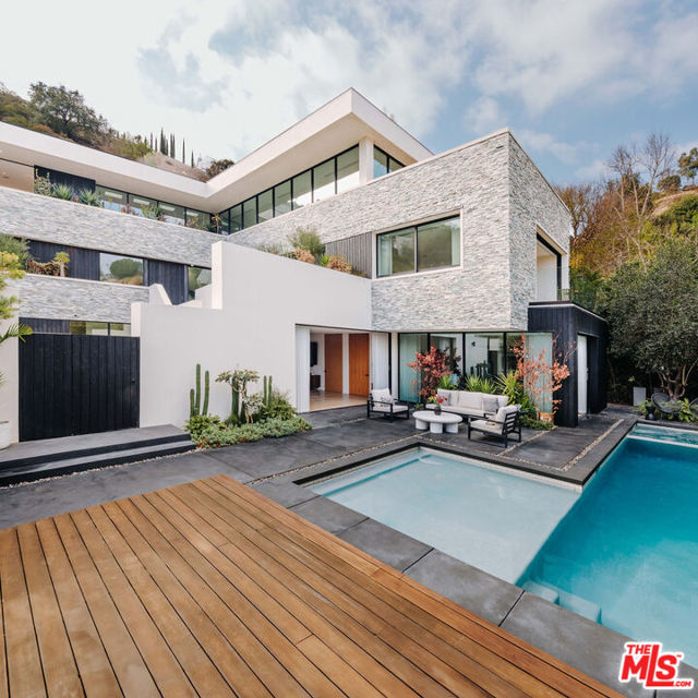 Property photo of 7681 Willow Glen RD