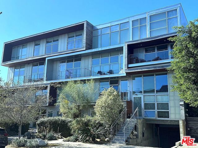 Property photo of 611 N Bronson AV