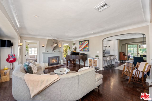Property photo of 2146 Beachwood TE