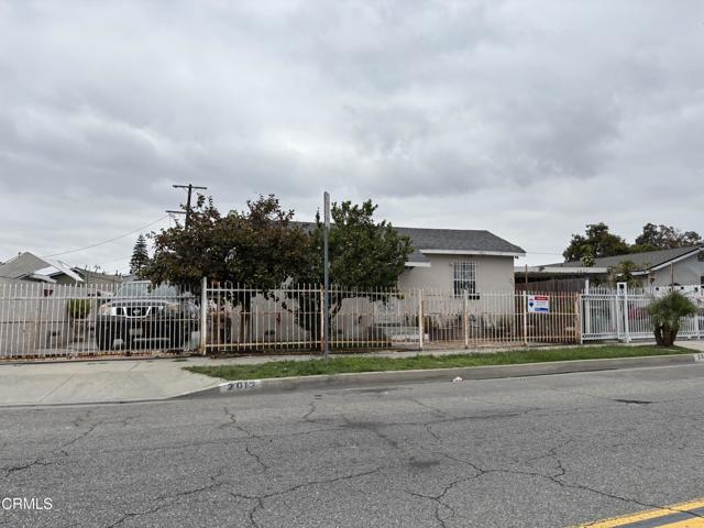 Property photo of 2013 E Stockwell ST