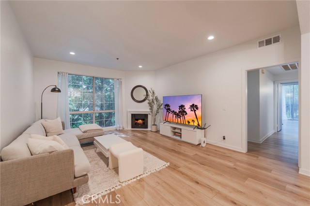 Property photo of 585 N Rossmore AV