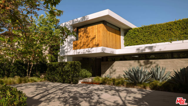 Property photo of 748 Amalfi DR