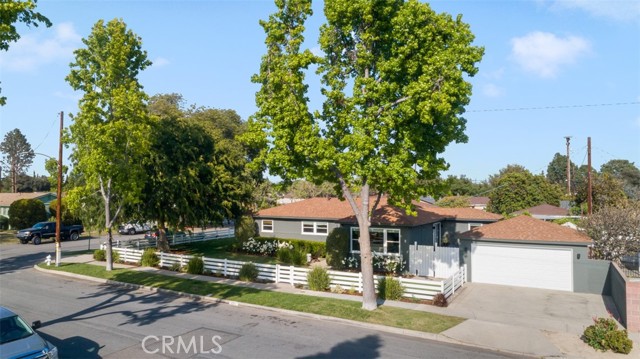 Photo of 2327 Larchmont Av