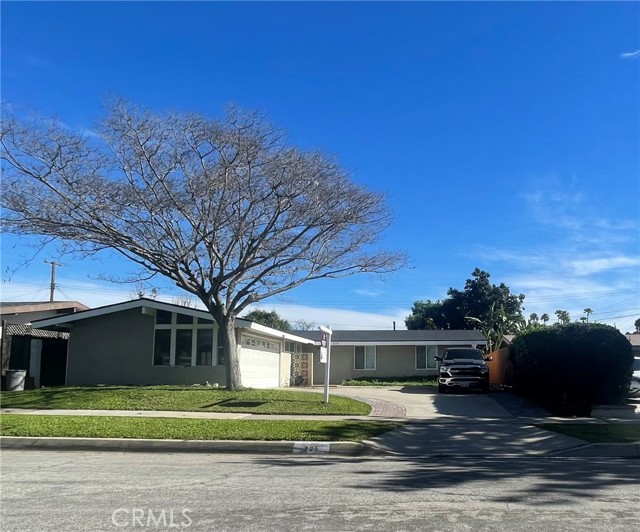 Photo of 225 S Poinsettia