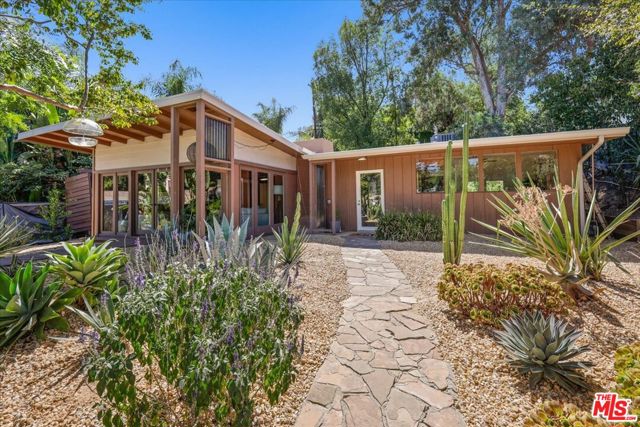 Photo of 4977 Canoga Av