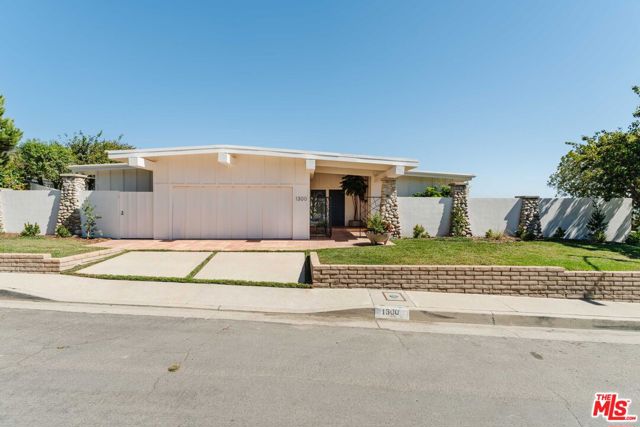 Property photo of 1300 Duende LN