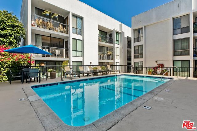 Property photo of 906 N Doheny DR