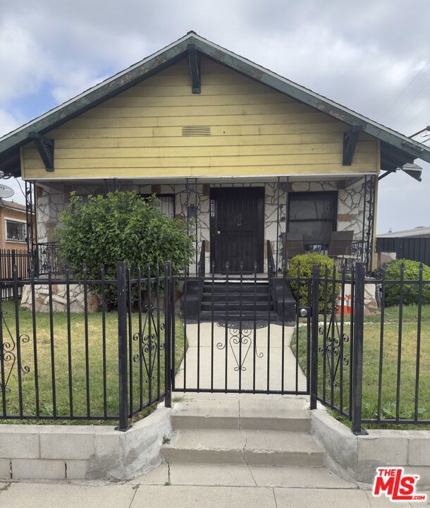 Property photo of 417 W 52nd PL