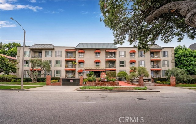 Property photo of 330 S Mentor AV