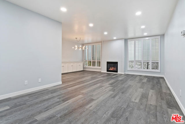 Property photo of 927 N Kings RD