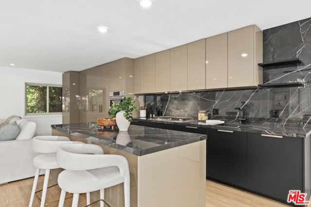 Property photo of 1233 N Laurel AV