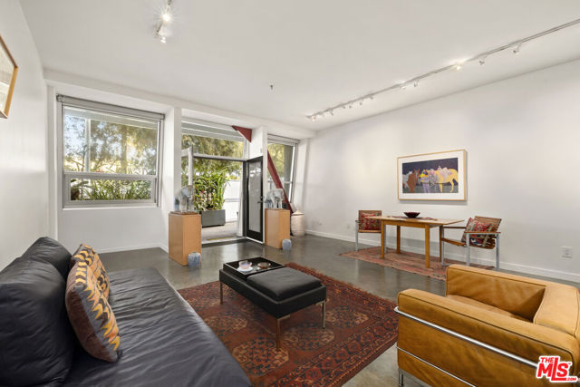 Property photo of 615 Hampton DR