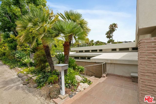 Property photo of 1412 N Tigertail RD