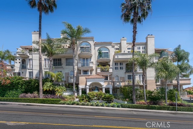 Property photo of 960 N Doheny DR