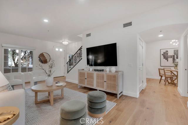 Photo of 851 N San Vicente
