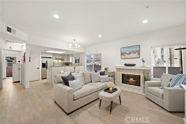 Photo of 4561 Warner Av