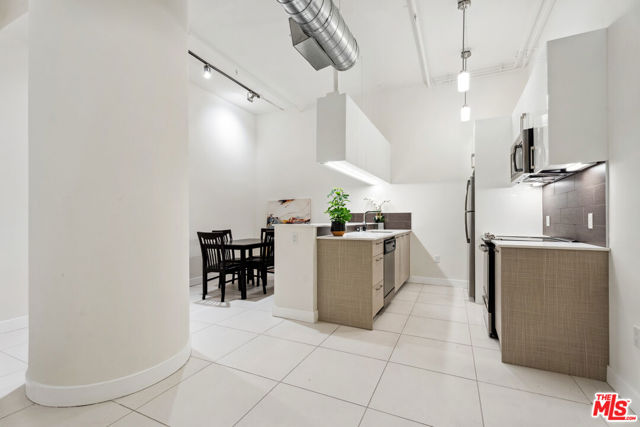Property photo of 939 S Broadway