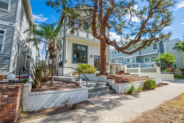 Photo of 716 S Broadway
