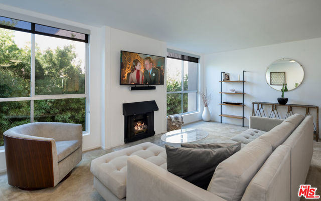 Property photo of 927 N Kings RD