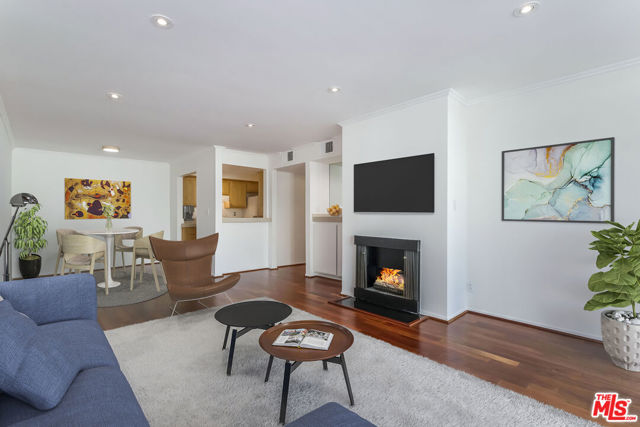 Photo of 906 N Doheny Dr