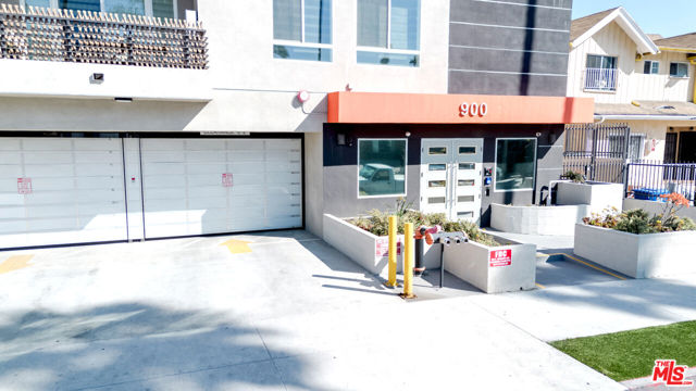 Property photo of 900 S Kenmore AV