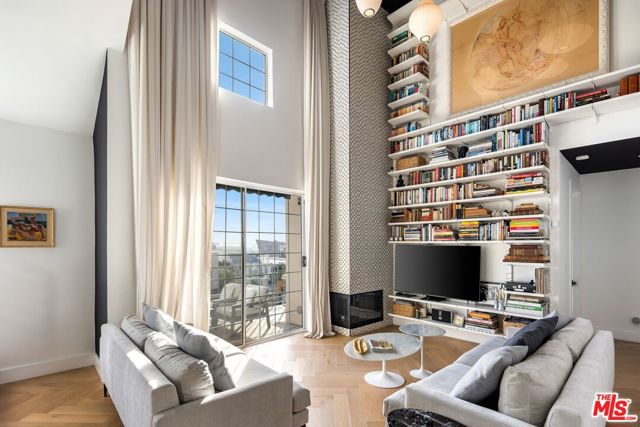 Property photo of 930 N Doheny DR