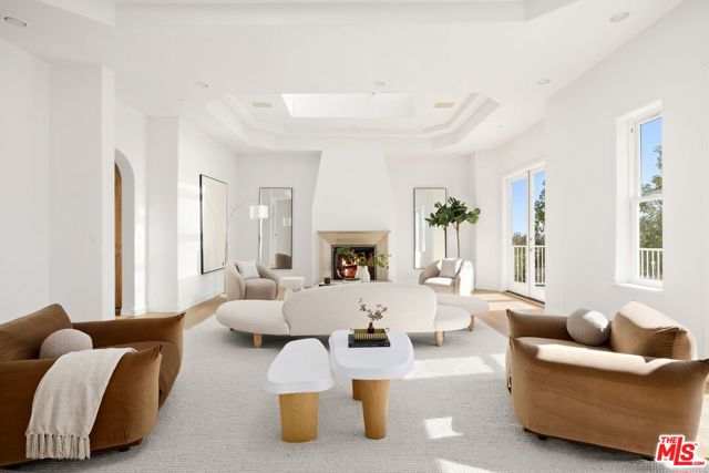 Property photo of 1939 Stradella RD