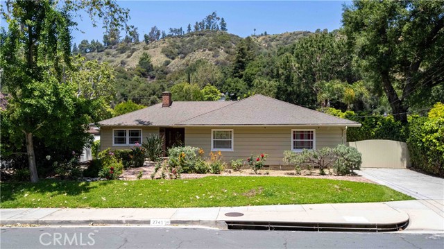 Photo of 2741 E Glenoaks Bl