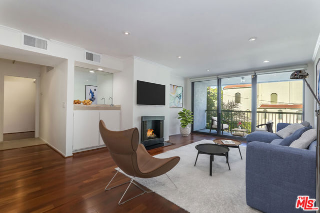 Property photo of 906 N Doheny DR