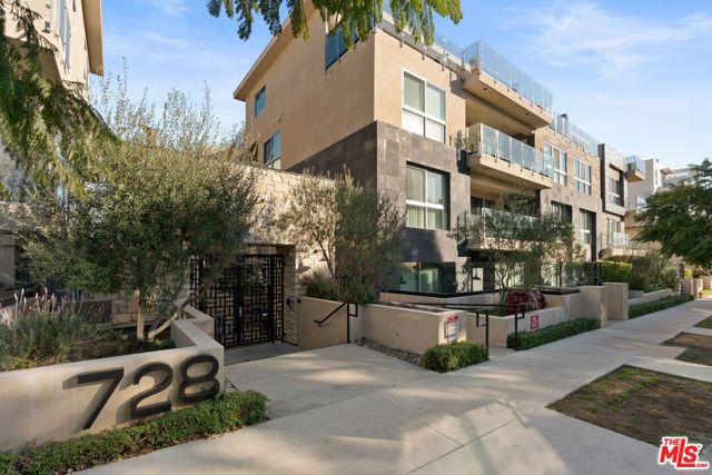 Property photo of 728 N Sweetzer AV