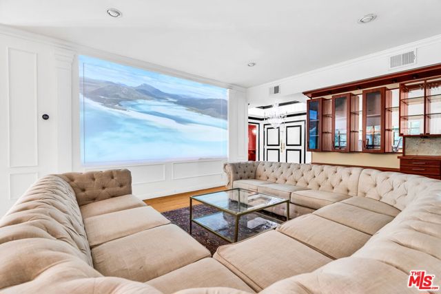 Property photo of 1124 N Kings RD