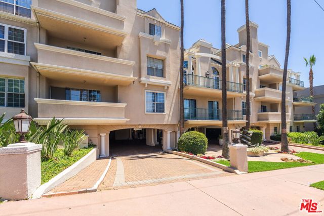 Property photo of 930 N Doheny DR