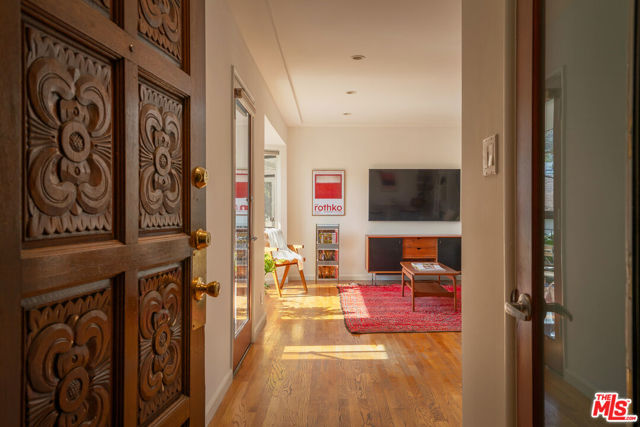 Property photo of 1318 N Crescent Heights BL