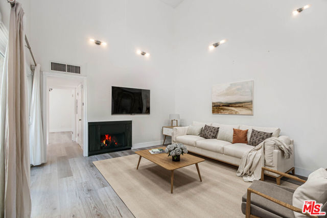 Property photo of 1339 N Columbus AV