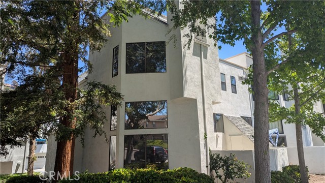 Property photo of 152 N Singingwood ST