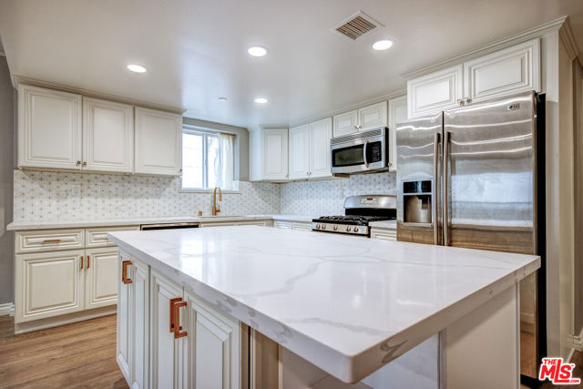 Property photo of 980 S Oxford AV