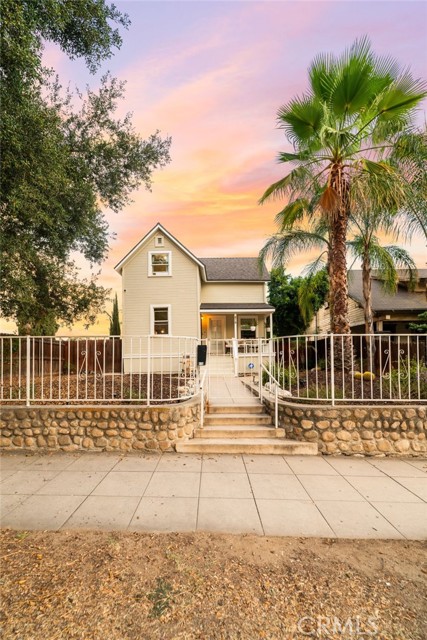 Property photo of 818 E Colton AV