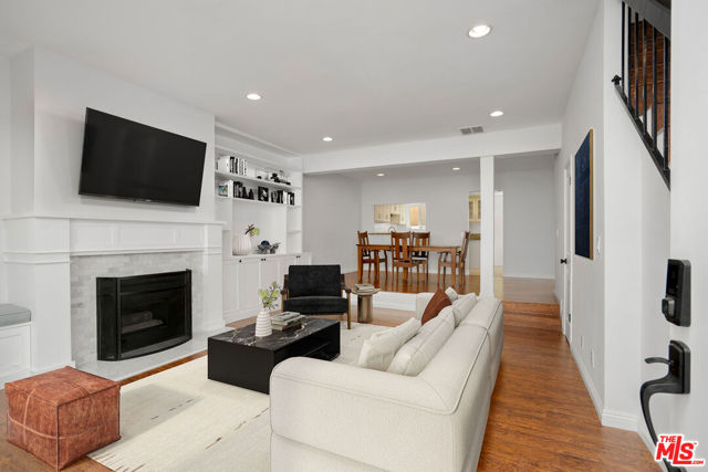 Property photo of 13948 Moorpark ST