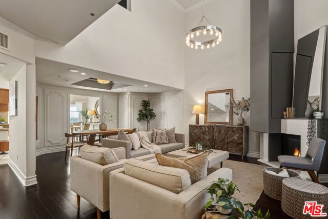 Property photo of 1717 S Barrington AV