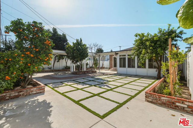 Photo of 5822 Lindley Av