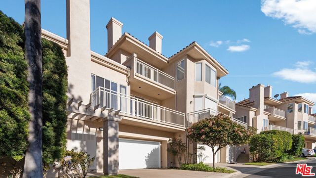 Photo of 696 Palisades Dr