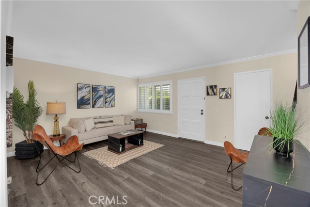 Property photo of 1047 E Huntington DR