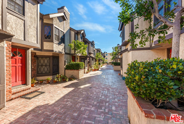 Property photo of 11940 Weddington ST