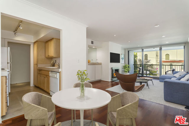 Property photo of 906 N Doheny DR