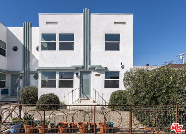 Property photo of 1005 N Alexandria AV