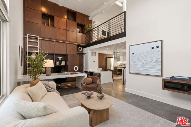 Property photo of 1037 N Laurel AV